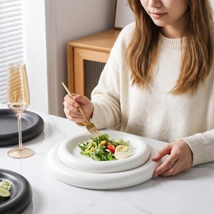 Modern matwit keramisch mollig bord, minimalistische dessertschaal met gezwollen rand, sculpturaal servies, uniek housewarmingcadeau, 8 en 10 inch