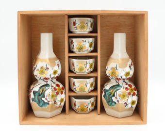 Conjunto de saquê vintage Kutani Ware com caixa de madeira original – Conjunto de porcelana japonesa Tokkuri e Guinomi