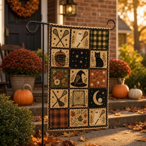 Puede incluir: Una bandera de jardín rectangular con una cuadrícula de quince cuadrados con temas de Halloween y lacrosse, que incluye fantasmas, un gato negro, calabazas, un sombrero de bruja, una telaraña, una luna creciente, palos de lacrosse y patrones de cuadros.