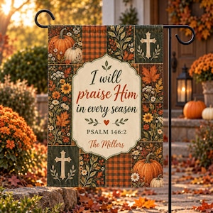 Peut inclure: Un drapeau de jardin rectangulaire avec un motif patchwork de citrouilles, de feuilles d'automne, de tournesols et de croix. Le panneau central crème affiche le texte "I will praise Him in every season", "PSALM 146:2" et "The Millers".