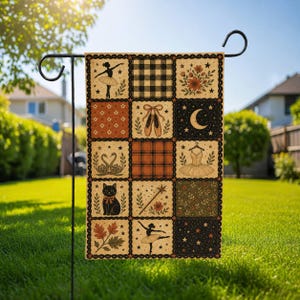 Può includere: Una bandiera da giardino rettangolare con una griglia di dodici pannelli quadrati con illustrazioni a tema autunnale che includono una ballerina, un gatto nero, scarpette da danza, una luna crescente, stelle, motivi scozzesi, fiori e foglie.