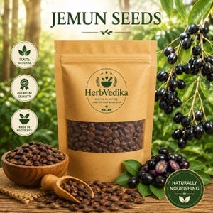 Puede incluir: Una bolsa de papel marrón de semillas de Jemun con ventana transparente, etiquetada HerbVedika Rooted in Nature Crafted for Wellness. La bolsa está rodeada por un cuenco y una cuchara de madera llenos de semillas oscuras y frutos negros frescos.