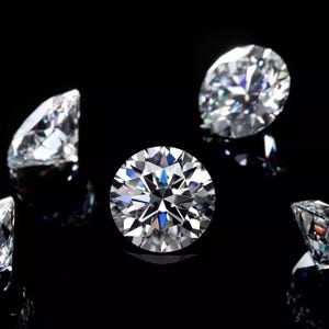 Könnte beinhalten: Mehrere funkelnde, rund geschliffene Diamanten werden vor einem schwarzen Hintergrund präsentiert. Die Diamanten reflektieren das Licht und zeigen ihre Facetten und Brillanz. Das Bild hebt die Klarheit und das Funkeln der Edelsteine hervor.