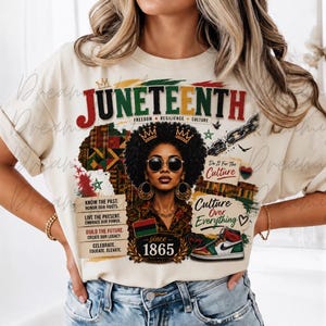 Puede incluir: Una camiseta color crema con un gráfico de Juneteenth que presenta la ilustración central de una persona con afro, gafas de sol y corona. El diseño incluye el texto Juneteenth, 1865 y Culture Over Everything, junto a una zapatilla, una cadena y la silueta de un mapa.