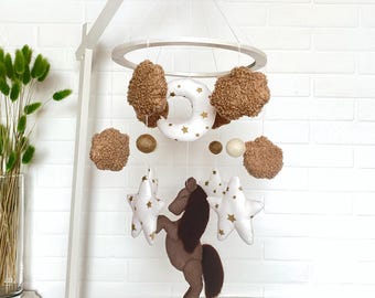 Babymobiel paard, decor bouclé kinderkamer, maan, sterren, wolken, neutraal douchecadeau