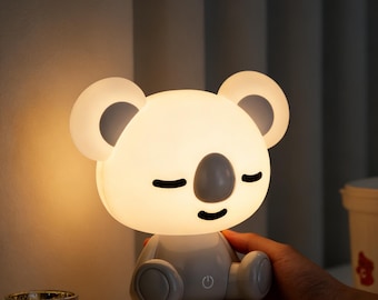 Radio con luz LED enchufable con forma de koala de dibujos animados, luz nocturna para dormir.