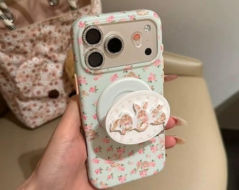 Funda MagSafe con diseño de conejito floral para iPhone 17/16/15 Pro Max - Fondo verde kawaii con diamantes - Lente con incrustaciones y soporte Pop Socket 3D, un regalo adorable.
