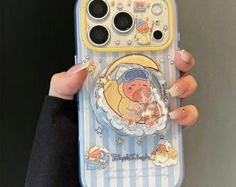 Funda MagSafe con diseño de bebé durmiendo y luna adorable para iPhone 17/16/15 Pro Max: funda transparente a rayas azules con PopSocket de nube y detalles de estrellas.