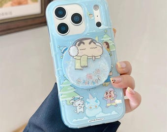 Funda MagSafe para iPhone de Shin-chan jugando con un muñeco de nieve para iPhone 17/16/15 Pro Max – Funda transparente Kawaii de invierno con Pop Socket 3D, totalmente MagSafe