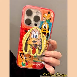 Puede incluir: Una funda transparente para teléfono con un diseño colorido con Pluto de Disney. La funda tiene un borde rojo y un pop socket de Pluto amarillo. El fondo tiene un patrón de cuadros y las palabras "Happy Pluto".