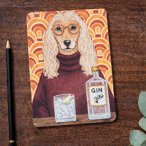 Peut inclure: Illustration d'un chien portant des lunettes et un col roulé bordeaux, avec un cocktail et une bouteille de gin. Le fond présente un motif rétro orange et jaune. Un crayon est à gauche.