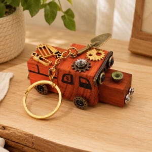 Chaveiro artesanal de madeira em formato de pequeno trem steampunk, pingente de locomotiva industrial, decoração vintage exclusiva, item de colecionador perfeito.