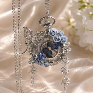 Steampunk-zakhorloge met blauwe roos vlinder – Gothic Fairycore-ketting