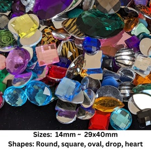 Puede incluir: Surtido de piedras de cristal de colores en varias formas y tama&ntilde;os, incluyendo redondo, cuadrado, ovalado, gota y coraz&oacute;n. Las piedras de cristal var&iacute;an en tama&ntilde;o de 14 mm a 29 x 40 mm.