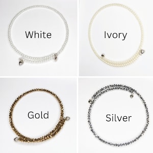 K&ouml;nnte beinhalten: Vier Armb&auml;nder mit Herzanh&auml;ngern. Die Armb&auml;nder sind aus wei&szlig;en Perlen, elfenbeinfarbenen Perlen, goldenen Perlen und silbernen Perlen gefertigt. Die Armb&auml;nder sind mit "Wei&szlig;", "Elfenbein", "Gold" und "Silber" beschriftet.