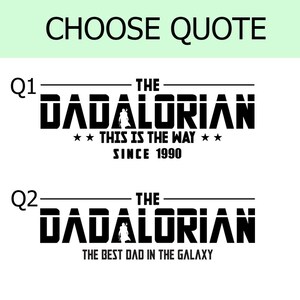 Op de afbeelding: Een grafisch ontwerp met de tekst CHOOSE QUOTE bovenaan. Hieronder staan twee opties gelabeld Q1 en Q2. Beide tonen de tekst THE DADALORIAN in dikke zwarte letters met het silhouet van een figuur, gevolgd door de zinnen THIS IS THE WAY SINCE 1990 of THE BEST DAD IN THE GALAXY.