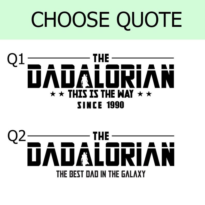 Op de afbeelding: Een grafisch ontwerp met de tekst CHOOSE QUOTE bovenaan. Hieronder staan twee opties gelabeld Q1 en Q2. Beide tonen de tekst THE DADALORIAN in dikke zwarte letters met het silhouet van een figuur, gevolgd door de zinnen THIS IS THE WAY SINCE 1990 of THE BEST DAD IN THE GALAXY.