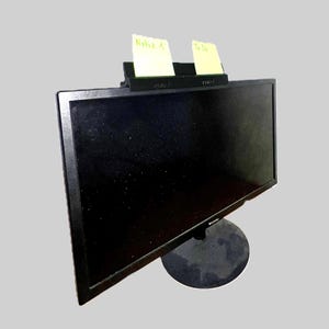 Könnte beinhalten: Ein schwarzer Computermonitor mit einem schwarzen Ständer. Zwei gelbe Haftnotizen sind an einer schwarzen Halterung oben am Monitor befestigt. Auf den Haftnotizen steht "Note 1" und "To Do".