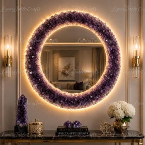 Specchio con geode di ametista illuminato, decorazione murale con grappolo di cristalli rotondi, accessorio di lusso per la toeletta.