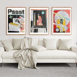 Pode incluir: Três impressões de arte emolduradas com designs de colagem abstrata penduradas acima de um sofá branco. As impressões apresentam cores vibrantes, formas geométricas e elementos de texto. A primeira impressão tem a palavra "Pssst" e a palavra "Sommer".