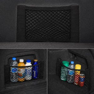 Könnte beinhalten: Schwarzer Auto-Organizer aus Netzstoff mit mehreren Fächern. Der Organizer ist in einem Auto installiert und hält verschiedene Flaschen und Behälter in verschiedenen Größen und Farben. Der Organizer ist so konzipiert, dass er Gegenstände sicher und organisiert aufbewahrt.