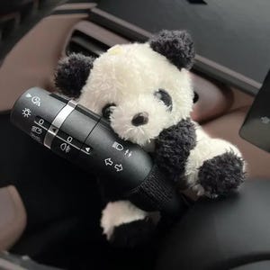 Pokrowiec na gałkę zmiany biegów Panda – uroczy pluszowy pokrowiec na gałkę zmiany biegów, antypoślizgowa dekoracja wnętrza z motywem kreskówek, zabawny prezent na akcesoria samochodowe