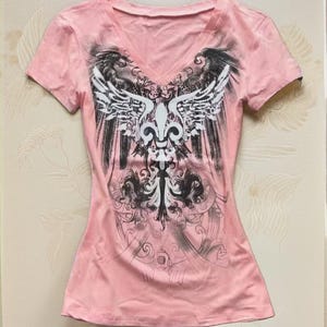 Maglietta rosa con ali d'angelo Y2K per lei, moda punk anni 2000, stile fatato grunge emo per lei, stile anni 2000, streetwear punk Y2k