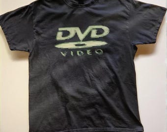 Camiseta con estampado gráfico del logo de DVD VIDEO, camiseta gótica urbana, ropa grunge para hombre, estilo años 2000, estilo punk Y2K.
