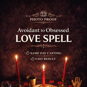 Może przedstawiać: Obraz z tekstem "Avoidant to Obsessed LOVE SPELL" i "PHOTO PROOF". Obraz przedstawia zapalone czerwone świece, kielich, mały dzwonek, zwój i posąg dłoni na dekoracyjnej tacy, otoczone czerwonymi płatkami róż.