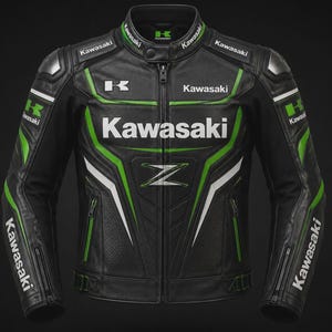 Può includere: Una giacca da moto in pelle nera con accenti verdi e bianchi, una cerniera frontale a tutta lunghezza e un colletto alla coreana con chiusura a scatto. La giacca mostra il logo e la scritta Kawasaki, insieme a un prominente emblema Z sul petto.