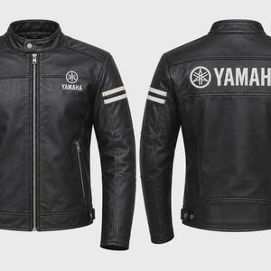 Könnte beinhalten: Eine schwarze Motorradjacke mit Frontreißverschluss, Stehkragen mit Druckknopf und zwei weißen Streifen an jedem Ärmel. Die Vorderseite zeigt ein kleines Yamaha-Logo, während die Rückseite ein großes weißes Yamaha-Logo und den Schriftzug trägt.