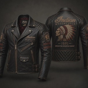 Könnte beinhalten: Eine schwarze Leder-Motorradjacke mit dem Indian Motorcycle Logo und Schriftzug auf Vorder- und Rückseite. Die Rückseite zeigt eine große gestickte Kopfschmuck-Grafik, während die Vorderseite Reißverschlusstaschen, eine Druckknopfklappe und seitliche Schnallen aufweist.