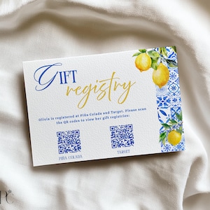 Könnte beinhalten: Eine rechteckige Geschenkregisterkarte mit dem Text "GIFT registry" in blauer und goldener Schrift. Das Design zeigt gelbe Aquarell-Zitronen und blau-weiße Fliesenmuster. Sie enthält zwei QR-Codes für Piña Colada und Target.