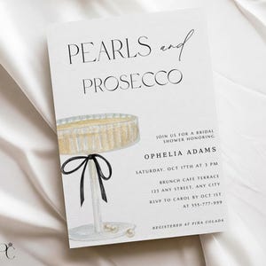 Può includere: Un invito rettangolare bianco con il testo Pearls and Prosecco in carattere serif nero. Un'illustrazione di una coppa da champagne riempita di liquido dorato, decorata con un fiocco nero e perle bianche, si trova sotto i dettagli dell'evento.