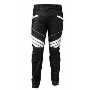 Puede incluir: Pantalones negros con rayas blancas. Los pantalones tienen un diseño clásico de cinco bolsillos y corte recto. Las rayas blancas están en los laterales de las piernas y en los bolsillos delanteros.