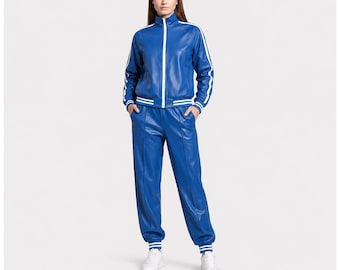 Damen-Trainingsanzug aus blauem Leder | Weiße gestreifte Jacke mit Reißverschluss und Jogginghose | Geschenkidee für sie