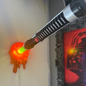 Lámpara con forma de sable de luz - Qui-Gon Jinn