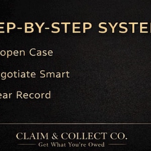 Może przedstawiać: Czarne tło ze złotym tekstem, który brzmi „STEP-BY-STEP SYSTEM”, a następnie trzy kroki: „1. Reopen Case”, „2. Negotiate Smart” i „3. Clear Record”. Poniżej znajduje się tekst „CLAIM & COLLECT CO. Get What You're Owed”.