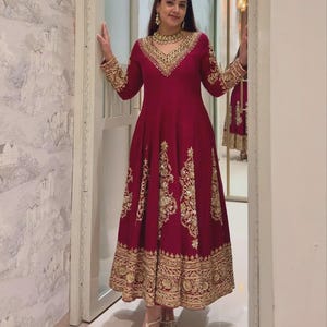 Könnte beinhalten: Rustikales Holzschild mit dem handgeschriebenen Schriftzug "Welcome". Das rechteckige Schild hat eine Used-Optik und ein schlichtes, einladendes Design. Geeignet für den Innen- und Außenbereich.