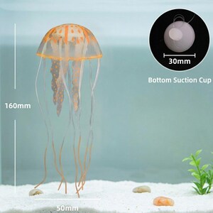 Pu&ograve; includere: Una medusa decorativa, alta 16 cm e larga 5 cm, con un cappuccio a fantasia arancione e bianco e tentacoli pendenti. La medusa ha un corpo trasparente ed &egrave; progettata per l'uso in acquario. Include una ventosa inferiore da 30 mm.