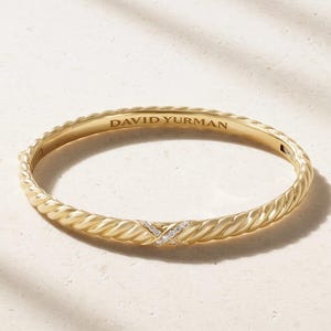 Bracelet jonc ovale texturé en or massif 14 carats orné de diamants sculptés