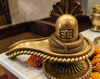 Shivling de latón con Sheshnag / Naga Shiva Lingam Puja Decor, ídolo del altar hindú