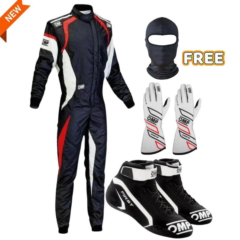 K&ouml;nnte beinhalten: Ein Rennanzug, eine Sturmhaube, Handschuhe und ein Schuh-Set. Der marineblaue Anzug hat wei&szlig;e und rote Akzente. Die wei&szlig;en Handschuhe und Schuhe haben schwarze und rote Details. Die Sturmhaube ist schwarz. Das Wort "NEW" steht in einem orangefarbenen Banner.