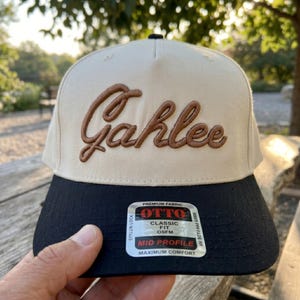 Gahlee Embroidered Snapback Hat - Two Tone Streetwear Baseball Cap - Trendy Script Aesthetic Hat for Men & Women - Minimalist Birthday Gift