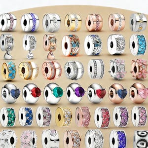 Puede incluir: Una colección de abalorios plateados con varios diseños. Algunas cuentas presentan piedras preciosas de colores, mientras que otras tienen patrones intrincados, detalles florales o cristales brillantes. Las cuentas están diseñadas para pulseras de abalorios.