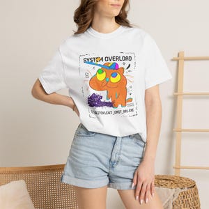 Maglietta con gatto e glitch di sovraccarico di sistema / Maglietta divertente con umorismo tecnologico / Maglietta pesante tinta in capo / Regalo dallo stile weirdcore / Abbigliamento per gatti gamer