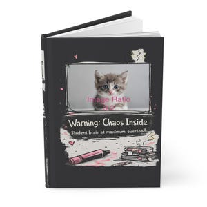 Op de afbeelding: Een zwart notitieboek met een kattenafbeelding en de tekst "Warning: Chaos Inside". De cover toont ook een roze stift, een stapel pannenkoeken en de zin "Student brain at maximum overload".