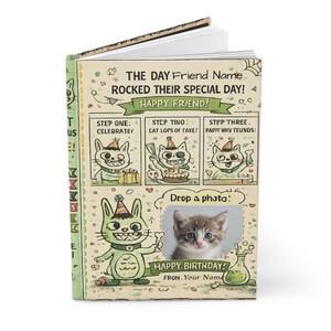 Op de afbeelding: Een gepersonaliseerd verjaardagsjournaal met een cartoon kat thema. De omslag toont de tekst "THE DAY Friend Name ROCKED THEIR SPECIAL DAY! HAPPY FRIEND!" en "HAPPY BIRTHDAY!" met ruimte voor een foto.
