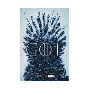 Pode incluir: Cartaz da temporada final de Game of Thrones. O cartaz apresenta o título do programa, "GOT", em letras prateadas, com um fundo de figuras e lanças. O texto "THE FINAL SEASON" e "APRIL 14 HBO" também são visíveis.