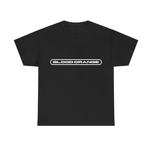 Könnte beinhalten: Schwarzes T-Shirt mit dem weißen Text "BLOOD ORANGE" in einem abgerundeten Rechteck auf der Brust. Das T-Shirt hat einen klassischen Rundhalsausschnitt.